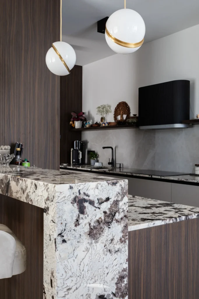 nowoczesna-kuchnia-apartament-warszawa-kabaty-2 nowoczesna kuchnia z wyspą kamienną, drewniane fronty i złote lampy, projekt wnętrza premium